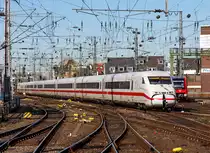 
Der ICE 2   Schwerin   Tz 223 (BR 402) fährt am 08.03.2015 als ICE 941 (Köln Hbf - Dortmund - Hannover - Berlin Hbf) Steuerwagen voraus in den Hauptbahnhof Köln ein. 
Hier öffnet er gerade die Bugklappe, denn er wird mit einem weiteren ICE (der bereits im Bahnhof steht) gekoppelt.