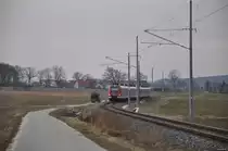 Begegnung zweier  Giganten  … ein Bulldog (Traktor, Trecker…) und 423 124 - 7 als S 2 in Richtung Ostbahnhof, München, bei Deutenhofen am 10.03.2015.