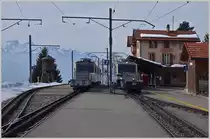 Die Züge 3363 und 3364 kreuzen sich in Caux.
(10.03.2015)
