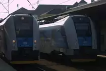 Begegnung von 441 006-4  Andulka   und 441 003-1  Marketka  in Usti nad Labem.
Leider gibt es belichtungstechnische Mängel, die dem Schnellschuß geschuldet sind, denn der Fotograf musste den linken TW nach Decin erreichen.
(Helle Flächen, dunkle Flächen, unterschiedliche Besonnung der TW)
07.03.2015 15:04 Uhr. 