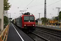 Und direkt im Anschluss von Re 482 023-9 kommt am 18.04.2014 die Re 482 001-5 ebenfalls mit einem Containerzug in die gleiche Richtung durch den Bahnhof von Müllheim (Baden).