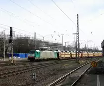 Die Cobra 2804 kommt aus Richtung Montzen/Belgien mit einem sehr langen Toyota-Autozug aus Zeebrugge-Ramskapelle(B) nach Mszczonow(PL) und fährt in Aachen-West ein. Aufgenommen vom Bahnsteig in Aachen-West bei schönem Frühlingswetter am 7.3.2015.