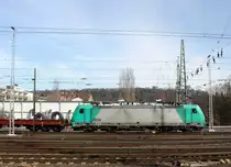 Die Cobra 2804 fährt mit einem schweren Coilzug aus Bremen(D) nach Kinkempois(B) und am Zugende ist die 152 042-8 DB schieb als Schubhilfe von Aachen-West zum Gemmenicher-Tunnel bei der Ausfahrt in Aachen-West.
Aufgenommen vom Bahnsteig in Aachen-West bei schönem Frühlingswetter am 7.3.2015.