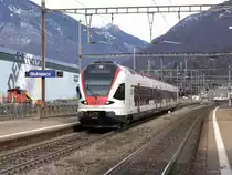 SBB/TILO - Einfahrt des Triebwagen RABe 524 002 im Bahnhof Giubiasco am 27.02.2015
