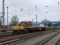 Am 12.März 2015,drückte dieser Zweiwegebagger von Bergen/Rügen aus einen Niederbordwagen in das Baugleis Richtung Lietzow.