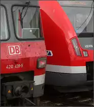 Mehr als ein Facelift -

Über 40 Jahre liegen zwischen den Design-Entwürfen dieser beiden Triebwagen-Köpfe. Die Baureihe 420 wurde für die Olympischen München für die dortige S-Bahn konstruiert. Das rot-graue Farbdesign hat meinem Empfinden nach nicht so recht zu der Form gepasst, aber man hat sich daran gewöhnt.

Geprägt wird das 420er Gesicht durch die beiden Frontscheiben, während bei der 430er Reihe vorallem die Form der Scheinwerfer auffallen. 

Aufgenommen in Frankfurt-Niederrad, am 04.09.2014 (M)