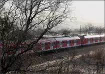 Knospen am Baum -

Im Mittelgrund ein S-Bahnzug der Baureihe 430 auf der Fahrt in Richtung Filderstadt zwischen Endersbach und Rommelshausen im Remstal.

12.03.2015 (Matthias)