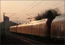 Wenn der Fotograf nichts mehr sieht II -

Blindschuss bzw Nachschuss auf einen S-Bahnzug der Baureihe 430 kurz vor Weinstadt-Endersbach auf der Remsbahn. Die Sonne hebt die nicht funktionierenden Schiebetritte hervor.

13.03.2015 (M)