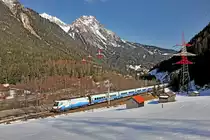  Ski Austria  1116 251 mit RJ bei Schnann,im Hintergrund ist die Blankaspitze zu sehen,in diesem Fall können Hochspannungsmasten auch mal reizvoll sein...Bild vom 12.3.2105