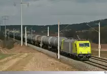 Mit einem Kesselwagenzug ist 119 004-9 der RheinCargo am 12. März 2015 unterwegs. Aufgenommen kurz vor dem Bahnhof Neustadt an der Aisch.