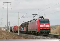 Kurz vor dem Bahnhof Neustadt an der Aisch ist 152 054-3 mit einem gemischten Güterzug am 12. März 2015 unterwegs.