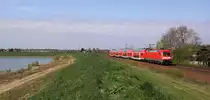 Am sonnigen 11.04.2014 verkehrte auf der Saxonia Linie (RE 50) auch eine Doppelstockgarnitur mit Dresdener S Bahn Taurus. Hier zu sehen in Zeithain am örtlichen 'Kiesteich'.