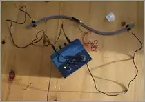 Die Ze Schmalspurbahn im Maßstab 1:220 basiert auf der Idee, die Technik der T-Gauge zu nutzen. Das Bild zeigt einen HST Triebkopf der einen Ze Zug simmulierend, die T-Gauge Pendelautomtik testet. 
13. März 2015    