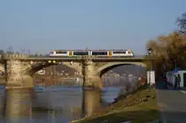 Ein Desiro der Städtebahn Sachsen von Neustadt (Sachsen) kommend auf der Elbbrücke in Pirna; 09.03.2015
