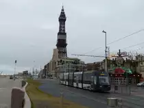 Eine nette Besonderheit in englischen Küstenstädten sind die Spielhallen, hier zu sehen das  Coral Island . Hier kann man mit sehr geringen Einsätzen - startend mit 2-Pence-Münzen - Kleinstbeträge oder kleine Spielzeuge gewinnen. Für schlechte Tage oder einfach mal zur Abwechslung zwischendurch hat man für wenig Geld (sofern man nicht übertreibt) einen netten Zeitvertreib. Im Bild zu sehen ist auch noch die Promenade und der Tower von Blackpool. Ach ja, die Tram nicht zu vergessen. 13.3.2015