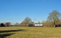 Eine 185 der Rurtalbahn fuhr am 12.03.2015 mit einem Autozug von Emden nach Bremen, hier in Leer.