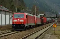185 242-5 und 152 008-7 mit einen kurzen Güterzug bei der Durchfahrt von Probstzella am 11.03.15 zu sehen.