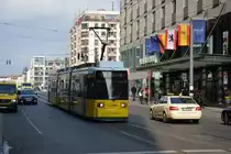 GT6N Niederflurstraßenbahn  1092  fährt am 13.03.2015 auf der Linie 12 zum Kupfergraben. Aufgenommen in Berlin, Friedrichstraße.
