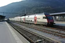 Eine �usserst seltene Kombination verkehrte heute in den Z�gen 1075/1080. Ein EWIV Pendel wurde mittels eines IC2000 Modul verst�rkt; IC 1075 bei Einfahrt in Brig; Bt Dosto 50 85 26-94 920-3 und AD 50 85 86-94 025-8 vor dem 9-Wagen EWIV Pendel, 13.03.2015.
