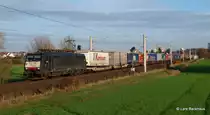 ES 64 F4-035 TXL hat soeben mit dem Veronashuttle Lübeck - Verona Reinfeld passiert und rollt nun durch die Feldmark gen Süden. Aufgenommen am 17.11.14.