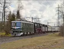 Ohne den hochglanzpolierten Blindenhund geht hier nichts. Ae 6/6 11407 Aargau f�hrt die 01 1066 mit ihrem Zug von Schaffhausen nach Wohlen. Otelfingen, M�rz 2015.