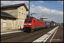 152071 passiert am 13.03.2015 um 14.29 Uhr mit einem Containerzug Richtung Münster das entwidmete und renovierte Bahnhofsgebäude in Hasbergen.