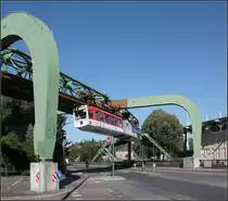 Wuppertaler Bögen -

Die bogenförmige Trasse wird von ebenfalls bogenförmigen Portalkonstruktionen gehalten. Nachschuss auf eine Schwebebahn nahe dem Stadion am Zoo in Wuppertal-Sonnborn.

04.10.2014 (M)