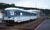 VT 24 und VB 23 der Westerwaldbahn Ende der 1990er Jahre in Betzdorf. Nachdem die Westerwaldbahn am 02.11.1994 den Betrieb auf der Daadetalbahn von der DB übernommen hatte, beschaffte sie 1996 die 1968 von Gmeinder und Auwärter für die Württembergische Eisenbahngesellschaft gebauten Triebwagen 23 und und 24. Tw 23 wurde zu einem Steuerwagen umgebaut. Die Fahrzeuge standen bis 2009 im Einsatz.