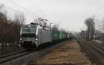 Die dritte Woche in Folge sind auf der KBS 501.5 (ehem. 530) Bauarbeiten, diesmal wird zwischen Gößnitz und Altenburg SEV gefahren. Das bedeutet das die Güterzüge wieder über Riesa/Chemnitz umgeleitet werden.
Von der Umleitung betroffen war auch der DGS 88941 (Hamburg - Wiesau), der an diesem Wochenende zur Mittagszeit durch Zwickau kam nicht schon 08:30 wie letzte Woche. 193 804-2 fährt am 14.03.2015 mit ihrem Containerzug durch Zwickau-Pölbitz.