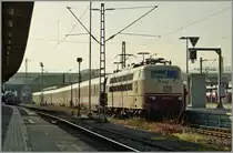 Ein Herbstbild in Stuttgart Hbf mit der DB 103 113-7 - davon müssen wir uns wohl in nächster Zukunf verabschieden.
28. Nov. 2014
