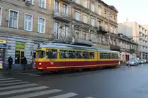 Polen / Straßenbahn Lodz: Duewag GT6 - Wagen 1075 (ex Bielefeld, ex Innsbruck, ex MKT Lodz) aufgenommen im März 2015 an der Haltestelle  Legionów - Zachodnia  in Lodz.