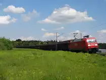 Die alten Railion Logos sind nun im Jahre 2015 endgültig Geschichte. 
Nachdem etliche Loks zu den damaligen Railion-Zeiten mit diesen Logos bestückt wurden, wurden vor wenigen Monaten die letzten Logos an den Loks abgekratzt, und durch neue DB Kekse ersetzt. So dürfte dieses Bild von 152 100 schon seltenheitswert haben. Am 30.05.13 jedoch hab ich mich doch gefreut, als diese dann noch mit ihren alten Logos vorbeirauschte, denn gerade mal 5 Monate später fiel sie in den Topf und wurde neu angestrichen. 
Aufgenommen in Waghäusel. 