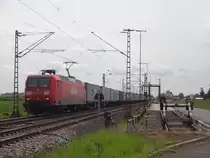 Und auch bei ihnen heute schon nicht mehr vorhanden; Das Railion Logo mit dem Quadrat. 
Am 23.05.13 konnte die 145 021 mit einem langen Containerzug in Vechelde fotografiert werden. Die Lok war zuvor für wenige Monate aufgrund von Bedarfsmangel abgestellt. 