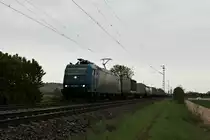 Hier ist 185 536-0 von Crossrail am 18.04.2014 nördlich von Müllheim (Baden) mit einem Containerzug auf dem Weg in Richtung Norden.