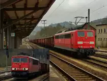 155 038-3 am unteren Bild mit offenen Güterwagen wartet auf das nach schieben von 151 139-3 in Probstzella am 11.03.15.