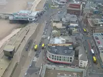 Blackpool Transport mit zwei Farbkonzepten: Während Doppelstockbusse in gefälligem Schwarz-Gelb daherkommen, verkehrt die Tram in lila-weißer Farbgebung. Tages- oder Mehrtageskarten können in beiden Verkehrsmitteln genutzt werden, gelten aber nicht auf Buslinien anderer Anbieter. Verkehrsverbünde oder unternehmensübergreifende Tickets sind im englischen ÖPNV kaum zu finden. Das Busfahren ist für Auswärtige schwierig, da Stationen nicht angesagt oder angezeigt werden. 14.3.2015