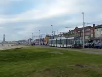 Die Blackpool Tram fährt mittlerweile im Regelverkehr nur noch mit Flexity-2-Zügen. Es sind immer zwei Zugbegleiter an Board, die Fahrkarten kontrollieren und verkaufen. Im Bereich der drei Piers fährt die Straßenbahn auffällig langsam, an manchen Stellen bremst sie auf 10 mph ab. 14.3.2015
