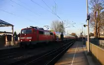 111 126-9 DB kommt die Kohlscheider-Rampe hoch aus Richtung Neuss,Herzogenrath mit einem RE4 aus Dortmund-Hbf nach Aachen-Hbf und fährt durch Kohlscheid in Richtung Richterich,Laurensberg,Aachen-West. 
 Bei schönem Sonnenschein am Nachmittag vom 11.3.2015.