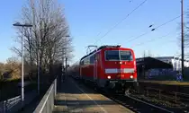 111 128 DB  kommt die Kohlscheider-Rampe hoch aus Richtung Neuss,Herzogenrath mit dem RE4 aus Dortmund-Hbf nach Aachen-Hbf und fährt durch Kohlscheid in Richtung Richterich,Laurensberg,Aachen-West bei schönem Sonnenschein am Morgen vom 12.3.2015.