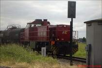 Am 16. Juni 2003 wurde DFG 84127 von Rail4Chem Lok 207-CL 138 der Bauart G1206 von Brunsb�ttel nach Hamburg-Billwerder gezogen und wartet hier im Betriebsbahnhof Brunsb�ttel auf die Abfahrt.