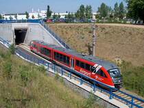 Ein DESIRO mit Airport-Werbung kommt als S2 aus der unterirdischen Station Dresden-Flughafen (16.06.03)

