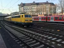 DB 111 059 mit Fahrwegmesszug in Hamburg Hbf - 19.03.2015 - 16.40 Uhr