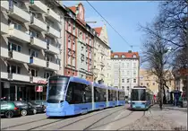 Neue Tram in München -

Seit September 2014 sind in München die neuen Trams vom Typ Siemens Avenio (Baureihe T) im Einsatz. Ich halte die Wagen im Vergleich zu den anderen Niederflurfahrzeugen in München am Fahrgastunfreundlichsten. Sitze auf hohen Podesten über den Drehgestellen, massive Fensterpfosten, die nicht auf die Sitzplatzanordnung abgestimmt ist. Dies ist bei der Variobahn (Baureihe S) weit besser gelöst. Die Baureihe R kommt ohne diese Podeste über den Drehgestellen aus, obwohl die Fahrwerksanordnung dem Avenio grundsätzlich entspricht. Der Vorteil gegenüber der Variobahn sowohl der Baureihe R als auch dem Avenio ist die Verwendung von Drehgestellen.

Aufgenommen am Johannisplatz in Haidhausen.

18.03.2015 (M)