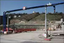 Ein Weinberg und die Tunnelbaugrube -

Unterhalb des Weinberges in der Stuttgarter Innenstadt befindet sich die große Baugrube von wo aus später die Tunnelstrecken nach Feuerbach und Bad Cannstatt in den Berg führen werden. Im Bereich der Grube weiten sich die Tunnelanlagen von vier auf acht Gleise auf. Unterhalb des Fotostandpunktes führen zudem die schon im Rohbau vorhandenen Röhren des zu verlegenden Stadtbahntunnels hindurch.

19.03.2015 (M)