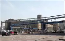 Der Bahnhof und die Baustelle -

Unübersehbar sind inzwischen in Stuttgart die Baustellen für den Tiefbahnhof. Der Bonatzbautorso versteckt sich hinter Brücken für das Grundwassermanagement.

19.03.2015 (M)