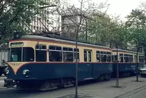 Zwei der  Kölner  Triebwagen der Wiener Lokalbahnen stehen im Frühjahr 1974 abfahrbereit nach Baden an der Haltestelle Wien Oper. Diese Fahrzeuge wurden 1957 von den Kölner Verkehrsbetrieben bei DWM Berlin bestellt und 1958 ausgeliefert. Sie verkehrten auf den Vorortlinien nach Bensberg und Porz. Nach der Integration der Vorortlinien in das Stadtnetz konnten sie nicht mehr eingesetzt werden, auch war kein Umbau auf schaffnerlosen Betrieb möglich. Sie wurden daher 1969 an die WLB verkauft und dort bis Anfang der 1990er Jahre eingesetzt.