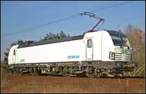 SETG 193 814-1, ausgeliehen von Railpool, solo am 19.03.2015 durch die Berliner Wuhlheide (NVR-Nummer 91 80 6193 814-1 D-Rpool)

Technische Daten: Siemens Vectron AC, Baujahr 2014, Nummer 21902, sub type D/A/H/RO - 200 km/h - 6.4 MW