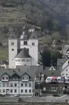 Ein RE 1 durchfährt, von Koblenz kommend, den Ort Karden und erreicht gleich den Bahnhof Treis-Karden an der Moselstrecke (17.3.15).
