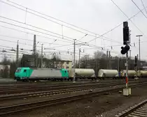 185 607-9 kommt aus Richtung Köln,Aachen-Hbf,Aachen-Schanz, mit einem langen Silozug aus Augsburg(D) nach Herentals(B) und fährt in Aachen-West ein. Aufgenommen vom Bahnsteig in Aachen-West am 14.3.2015.