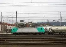 185 607-9 kommt aus Richtung Köln,Aachen-Hbf,Aachen-Schanz, mit einem langen Silozug aus Augsburg(D) nach Herentals(B) und fährt in Aachen-West ein. 
Aufgenommen vom Bahnsteig in Aachen-West am 14.3.2015.